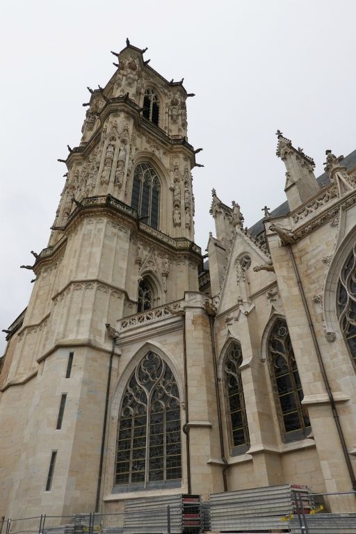 Visite du centre de Nevers. Ici la Cathédrale St-Cyr-Ste-Julitte