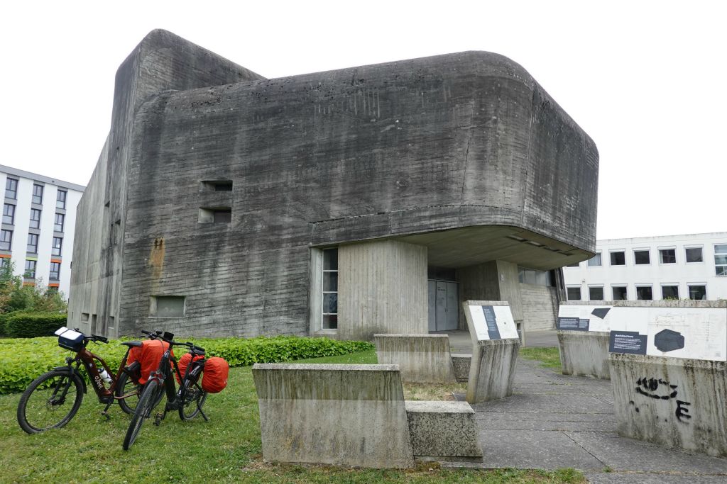 Au nord de Nevers, l'église Ste-Bernadette du Banlay conçue en 1966 par les architectes Paul Virilio et Claude Parent (architecte de l'oblique)