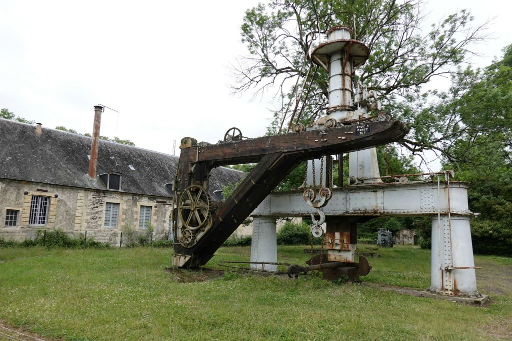 Grue devant un énorme marteau-pilon 