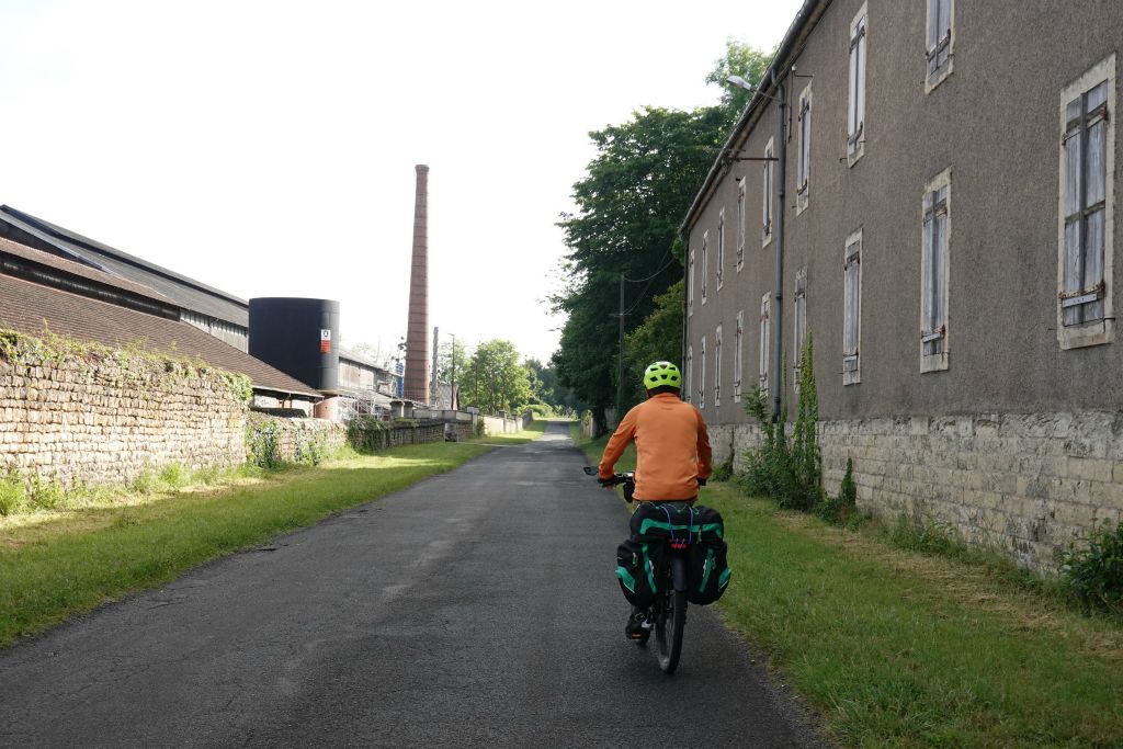 Pour rejoindre le canal du Nivernais à Clamecy, nous allons passer par des petites routes. Ici l'ancienne zone industrielle de Guérigny