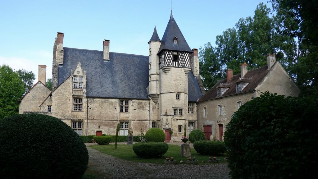 Château de Villemenant aux très belles proportions, à la sortie de Guérigny
