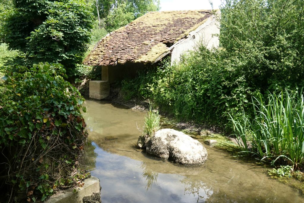 Juste à côté de la petite place de notre pique-nique, lavoir sur le Beuvron