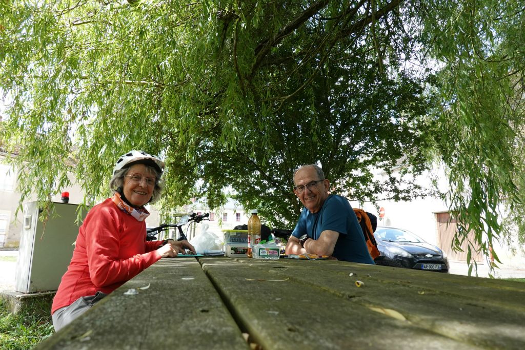 Petit arrêt à Brinon-sur-Beuvron pour un pique-nique tout confort