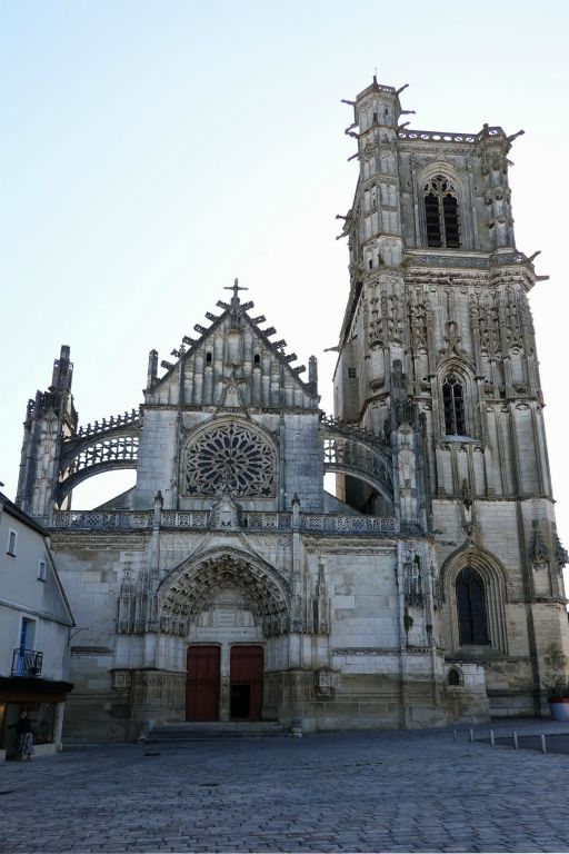 Aujourd'hui nous passons par le centre de Clamecy et en faisons une courte visite. Ici la Collégiale St-Martin