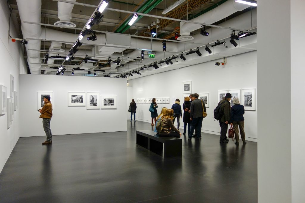 Exposition des 75 photographies intitulées Exils, données au Centre Pompidou