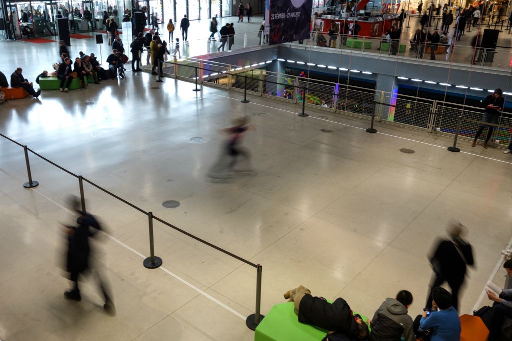 Le hall est animé par des exhibitions à patins à roulettes (comme ceux de notre enfance!)