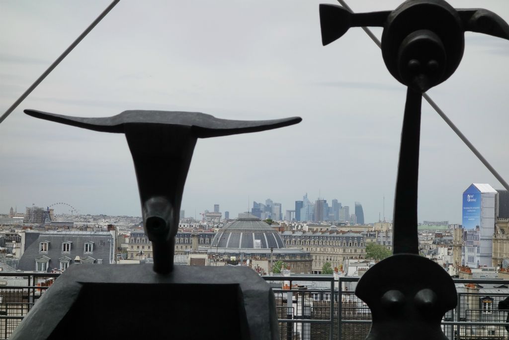 Sur la terrasse, sculptures de Max Ernst
