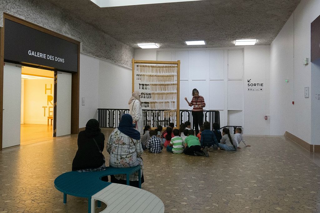 Le groupe de jeunes visiteurs, toujours aussi attentif