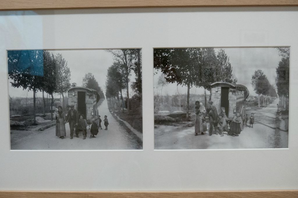 Une caravane de Bohémiens sur la route près de Saclay vers 1902