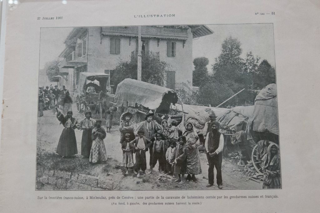 Expulsés par les gendarmes français, refusés par les Suisses, des Romanichels stationnent à la frontière sans pouvoir ni avancer ni reculer en 1912