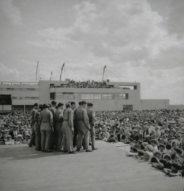 Inauguration d'une école à Villejuif, 1933. Architecture d'une grande modernité !