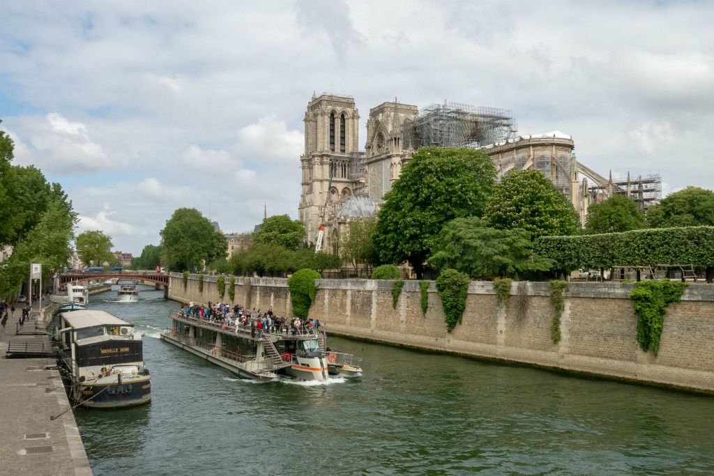 Notre Dame attire toujours autant de touristes